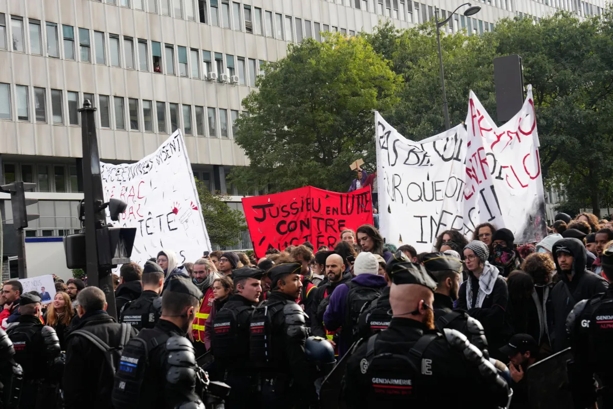 Miles de manifestantes salen a las calles de Paris pese a prohibición de protestas