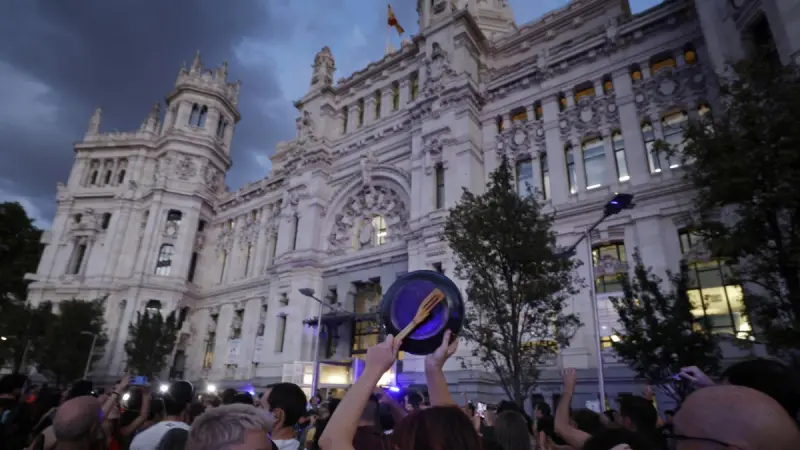 Caceroladas en España exigen al Congreso aprobar medidas de vivienda