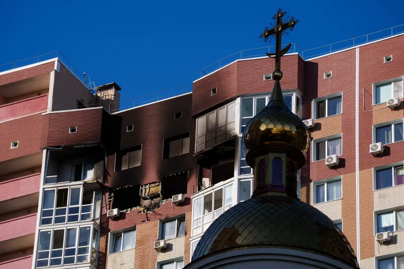 Ataques aéreos rusos obligan a parar el tránsito en tres puentes de Kiev en una nueva táctica de desestabilización
