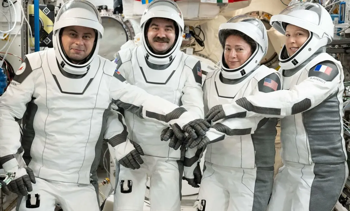 Regresa a la Tierra tripulación de misión Crew-12 de estación espacial