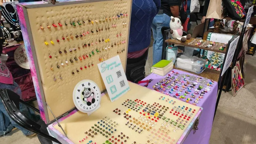 Artesana ve pocas ventas en feria de mujeres de San Juan del Río