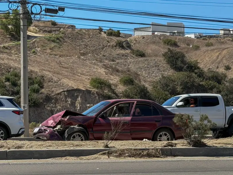 Carambola de cinco vehículos provoca caos vial en Tijuana