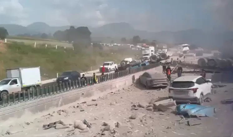 Accidente en la autopista México-Puebla: Volcadura de tráiler provoca colapso en el km 46