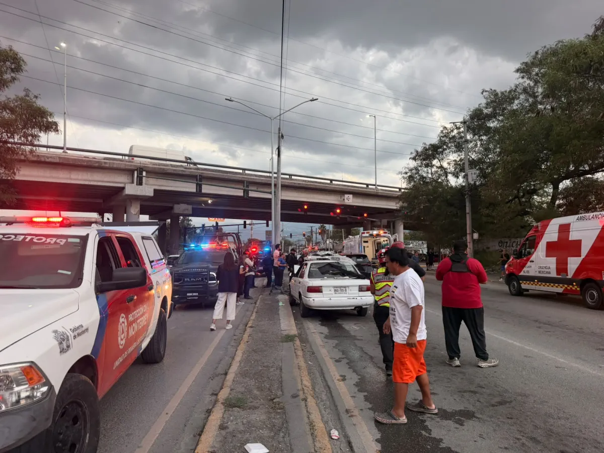 Choque por alcance entre 4 vehículos deja 5 lesionados en Monterrey