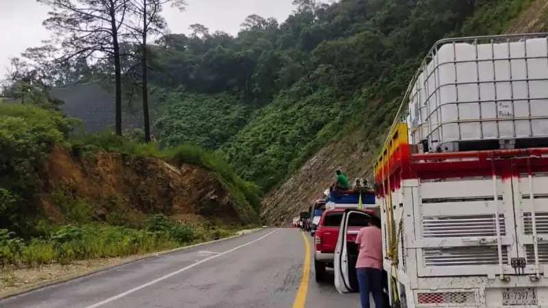 Mantienen paso intermitente por deslave en Barranca Larga–Ventanilla