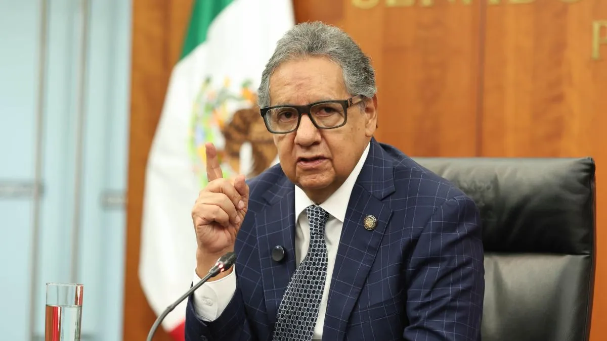 Trato VIP en el AICM divide al Senado