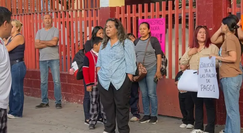 Padres toman primaria de Tijuana para exigir maestros; tres grupos siguen sin docente