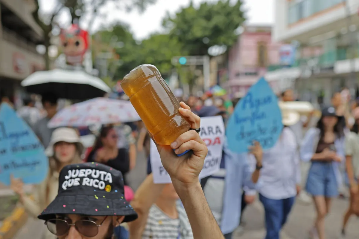 Pablo Lemus admite crisis de agua; vecinos de Guadalajara denuncian que en sus llaves sale líquido negro