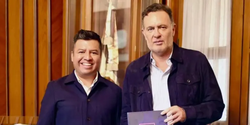 Entrega Jairo Morales Segundo Informe de Gobierno al gobernador Mauricio Kuri González