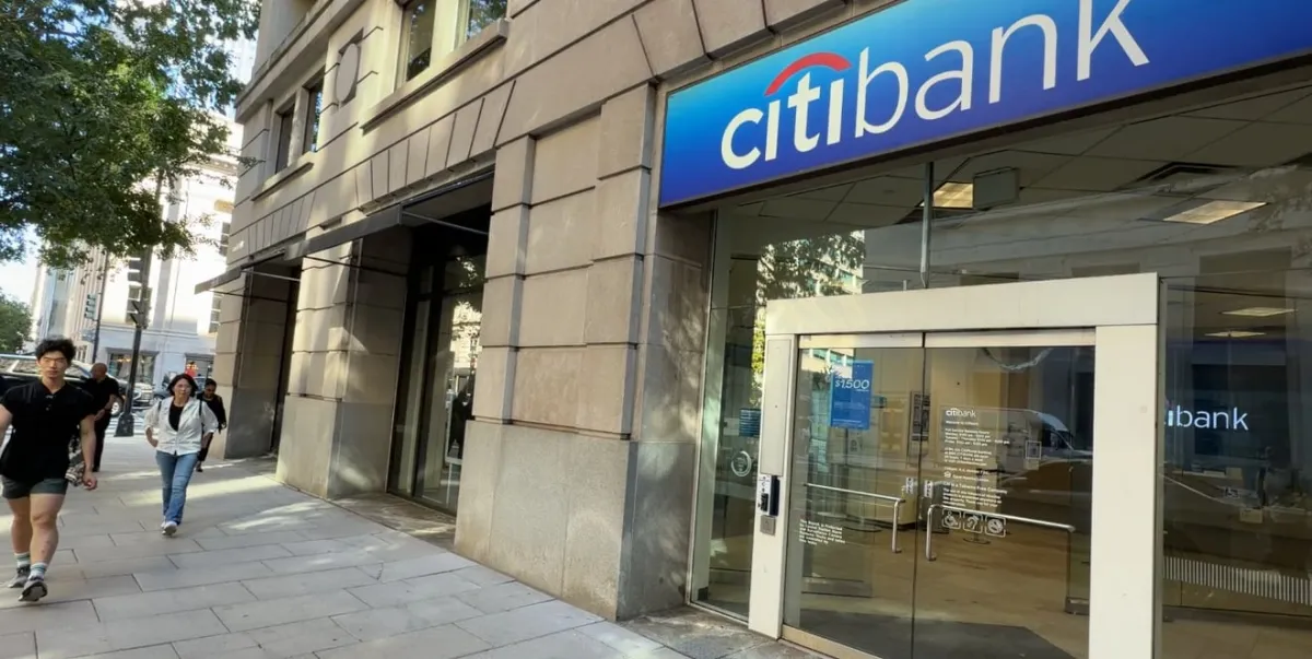 Regulador de EU acusa a nueve grandes bancos de excluir clientes por sus ideas políticas y religiosas