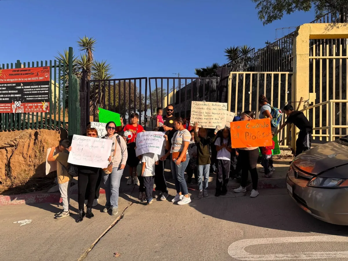 Toman primaria en Ensenada por falta de maestro