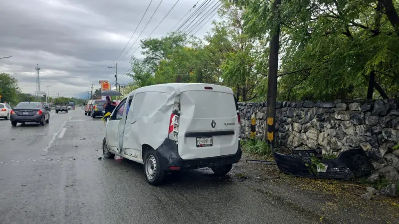 Conductor resulta lesionado tras chocar contra barrera de piedras en Santiago