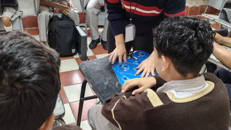 Redadas contra adicciones en aulas y oficinas: Estrategia Vive libre sacude Mixtlán