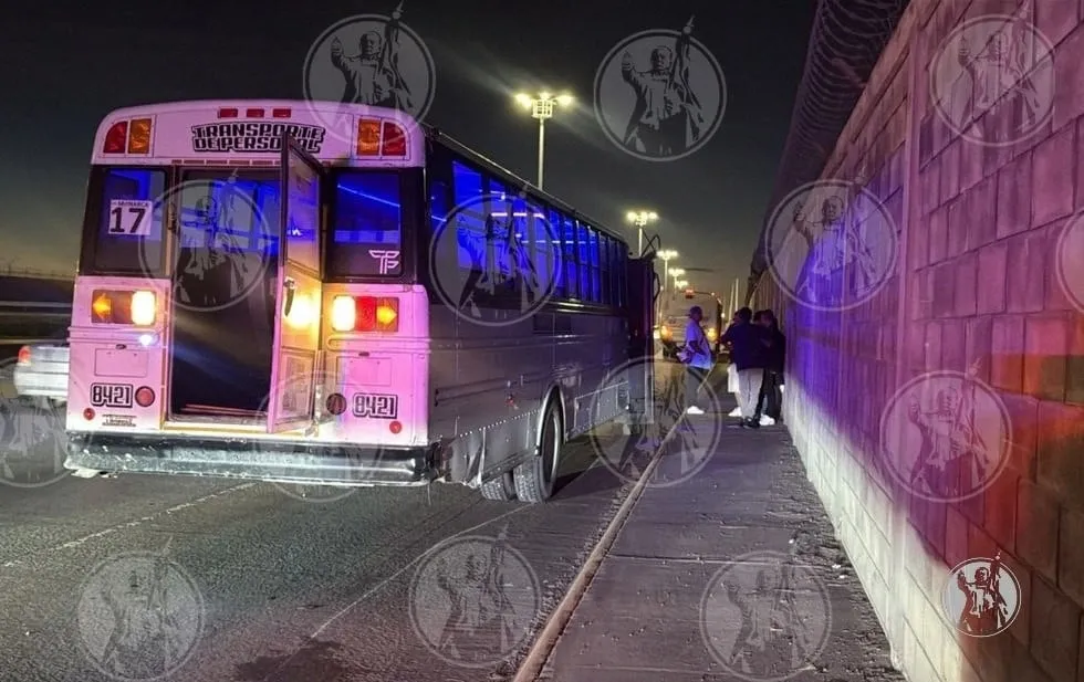 Chocan tres camiones de personal en el Juan Pablo II; hay siete lesionados