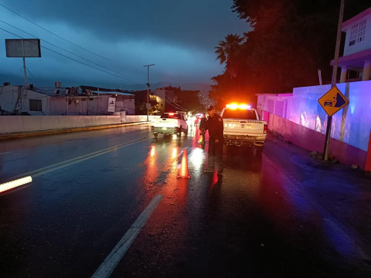 Despliegan acciones de seguridad vial ante lluvias en Guerrero