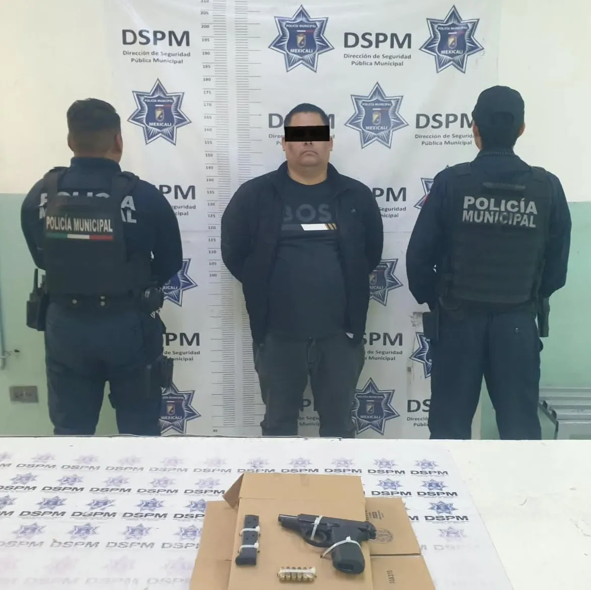 Mujer pide auxilio con señas y policías detienen a hombre armado en Mexicali