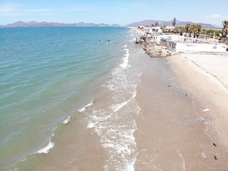 Protección Civil mantiene vigilancia en Playa El Cochórit y pide evitar el mar por condiciones marítimas