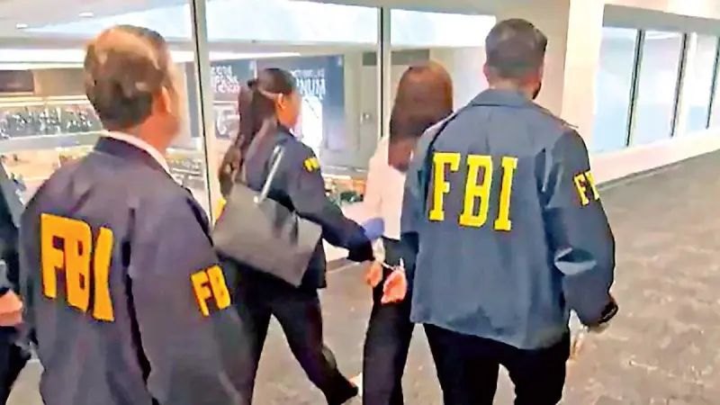 Arrestan a presunta espía de China en Los Ángeles; FBI celebra captura
