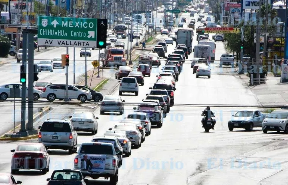 Caravana en apoyo a César Jáuregui llega a la FGR pidiendo su libertad