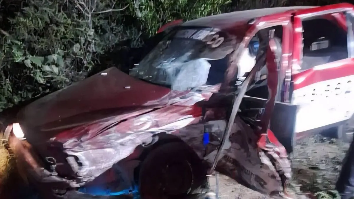 Vuelca taxi foráneo en Huitzo; reportan 2 personas atrapadas