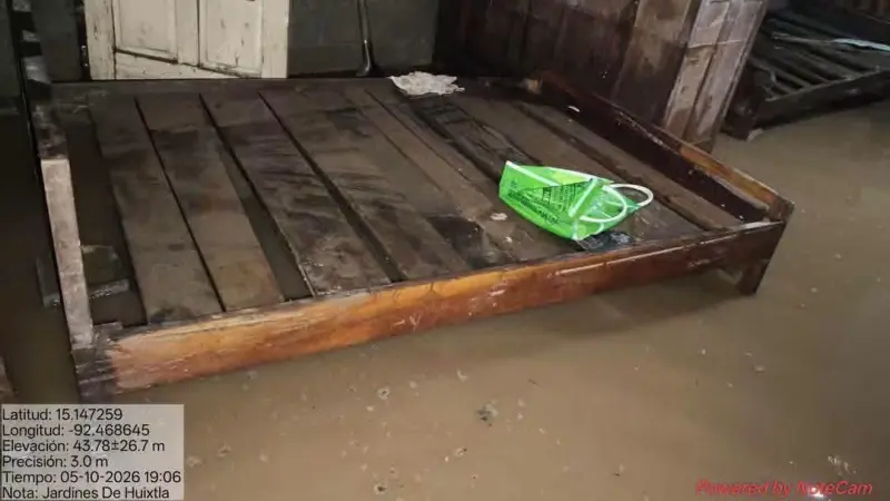 Inundaciones y socavón en Huixtla por intensas lluvias