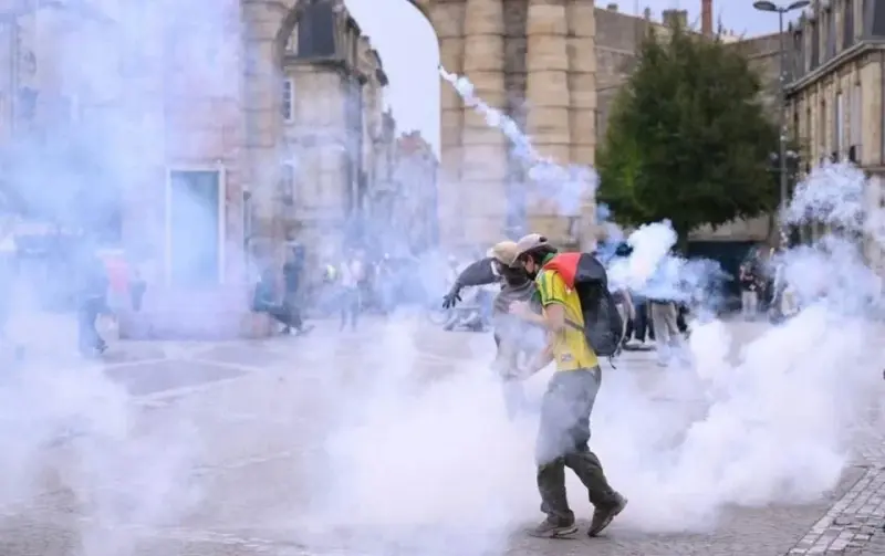 Suspende Francia uso de granadas aturdidoras en protestas