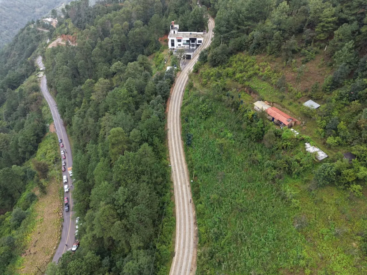 Destinan más de 15 mdp a caminos de la Sierra de Juárez