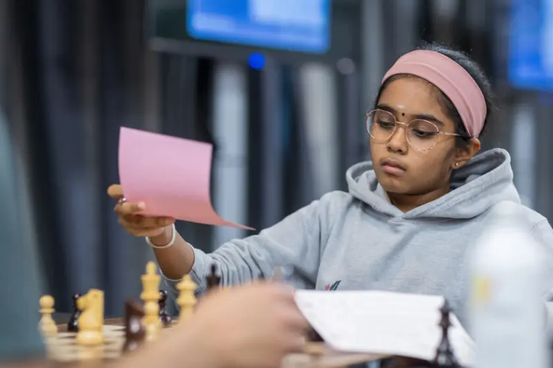 Tiene solo 11 años y ya es la maestra del ajedrez más joven de la historia