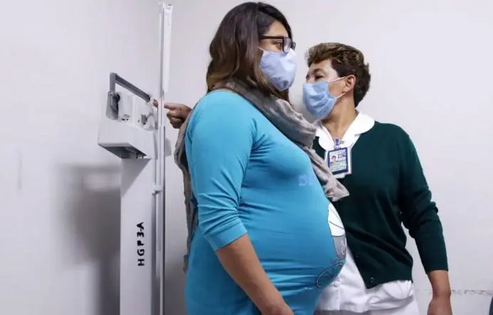 Las mujeres gastan 77% más en salud