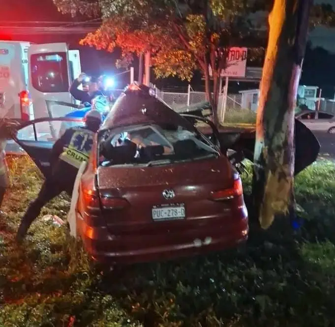 Muere conductor tras chocar su vehículo contra un árbol en Morelia