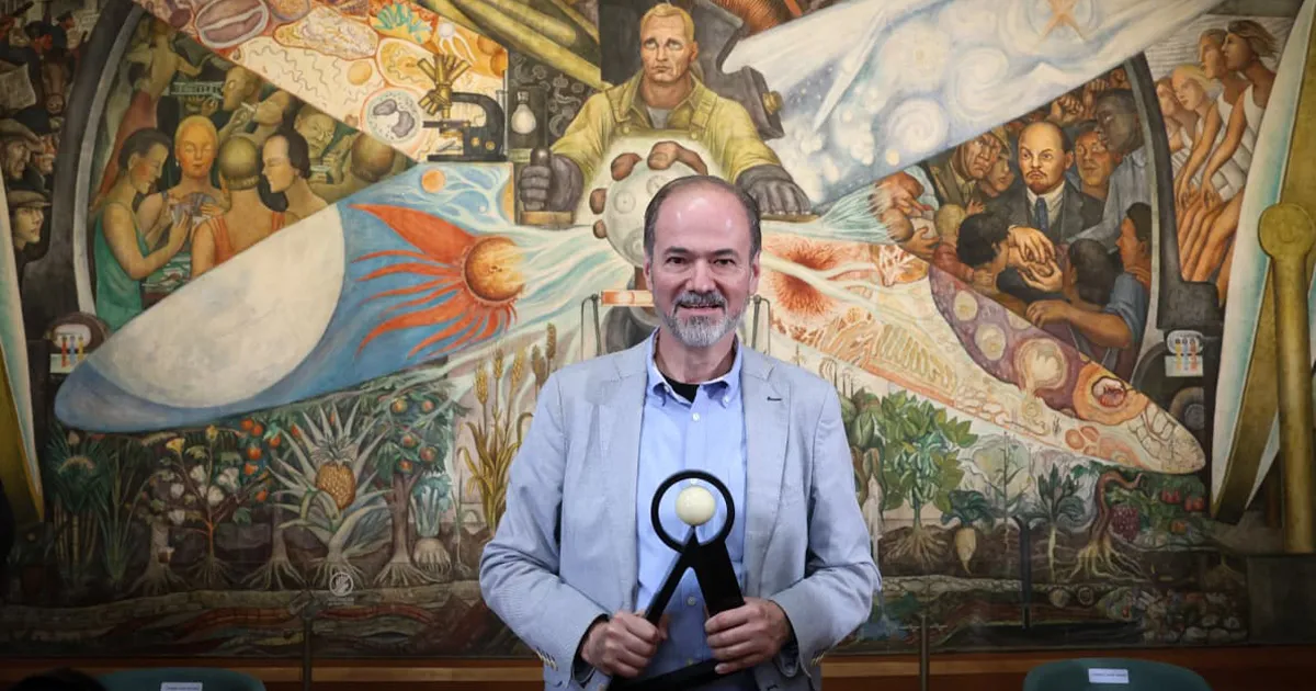 Juan Villoro recibe el Premio Carlos Fuentes y defiende a la crítica como motor de cambio