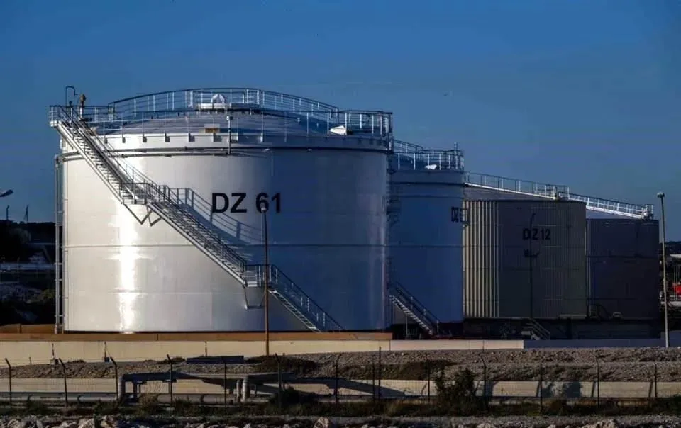 Roza combustible para aviones los 5 dólares por galón