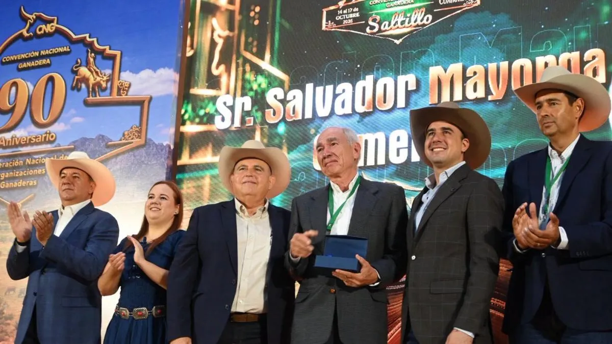 Ganaderos celebran 90 años de la CNOG; cuatro extitulares de Agricultura recibieron reconocimientos