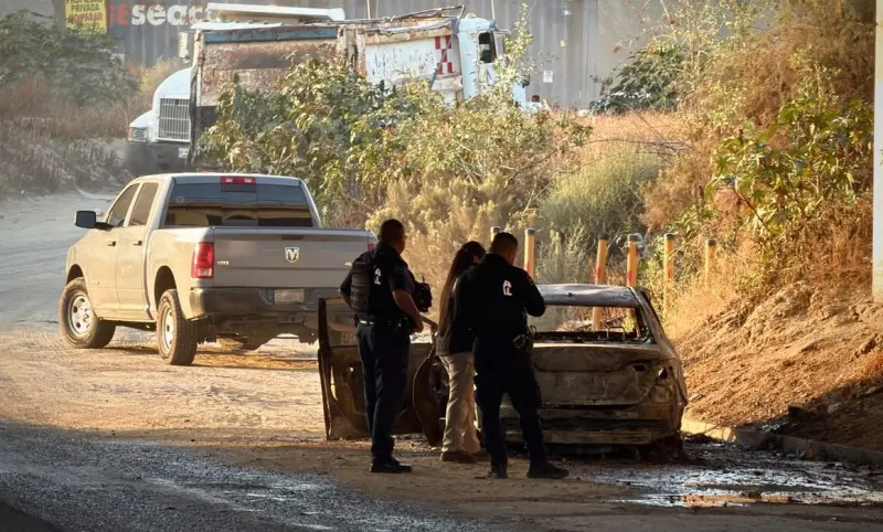 Hallan vehículo calcinado con 2 cuerpos en tramo Tijuana-Rosarito, BC