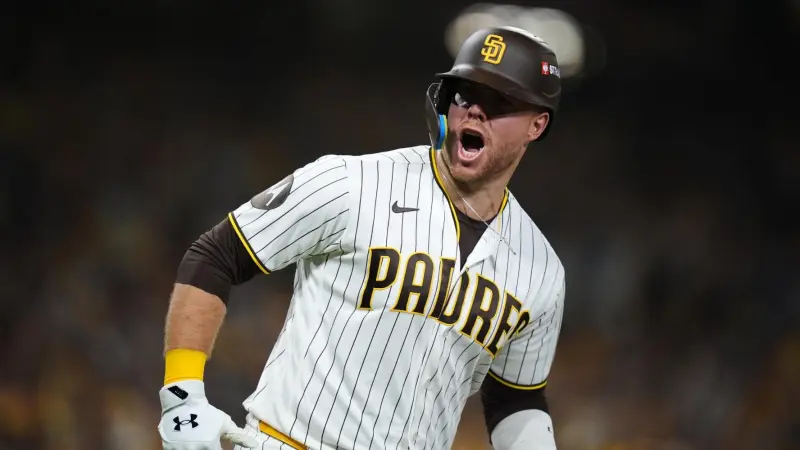 De posible jonrón del triunfo a un out más: La regla que cambió el Milwaukee Brewers vs. San Diego Padres