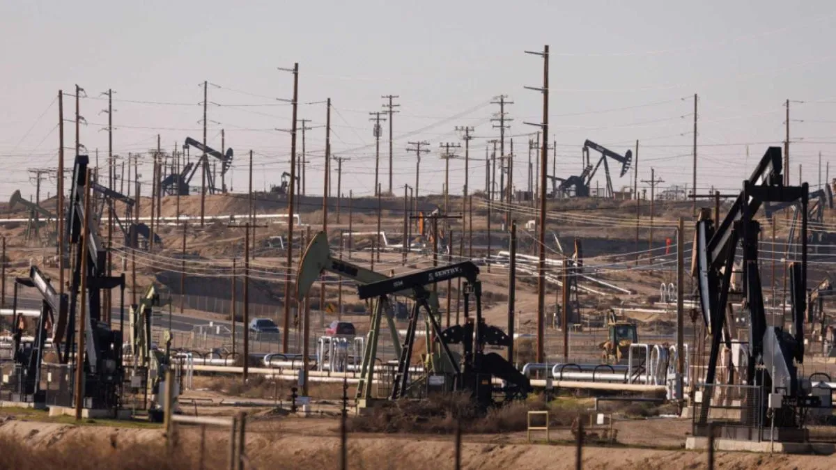 Petróleo cae 2% atento al acuerdo sobre diésel de Rusia y los ataques a Arabia Saudita