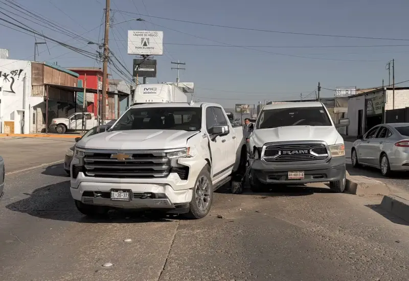 Unidad de la FESC provoca choque múltiple y atropella a peatón en Jardín Dorado