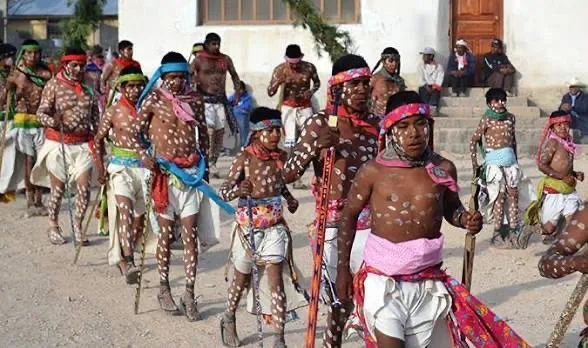 Nutema, la ceremonia rarámuri que acompaña a los difuntos en su camino espiritual
