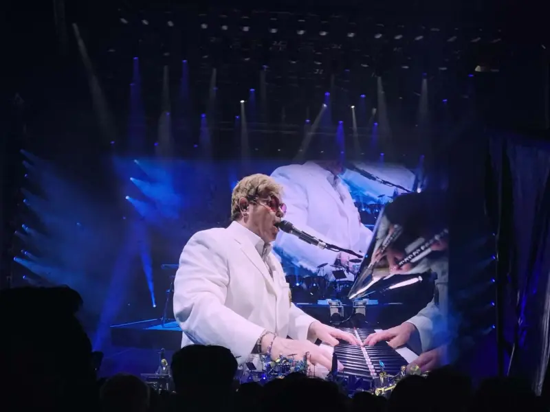 Ofrece Elton John concierto en su segundo día en CDMX