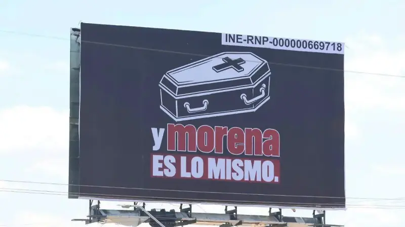 Ataúdes aparecen en espectaculares contra Morena en Chihuahua