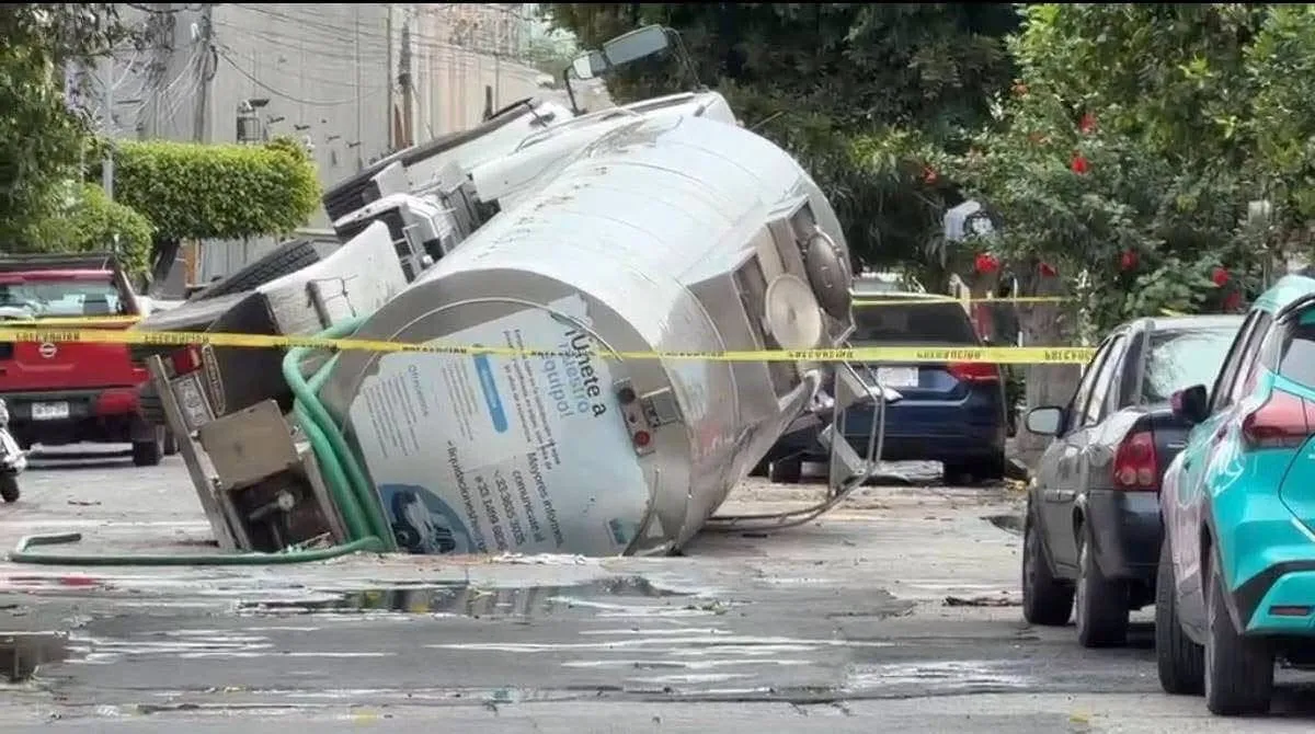 Cae pipa de agua en socavón de Guadalajara; cierran vialidad