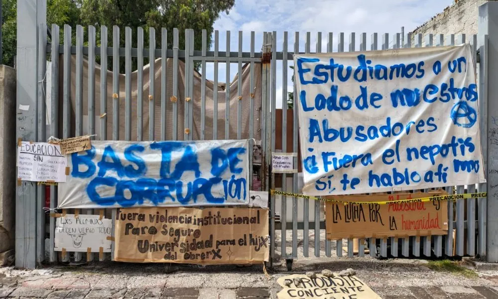 Toman estudiantes la Facultad de Filosofía de la UAQ