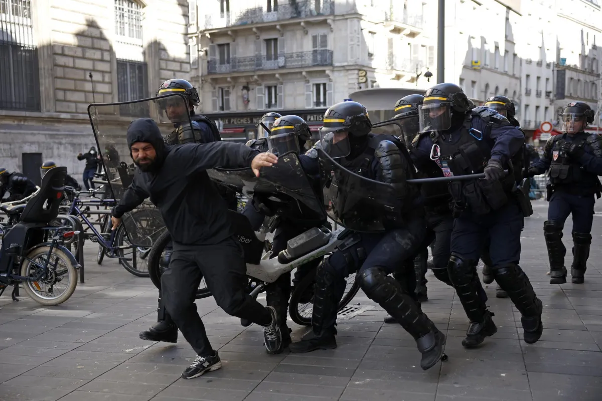 Decenas de detenidos en París y concentraciones por toda Francia en la jornada de protesta