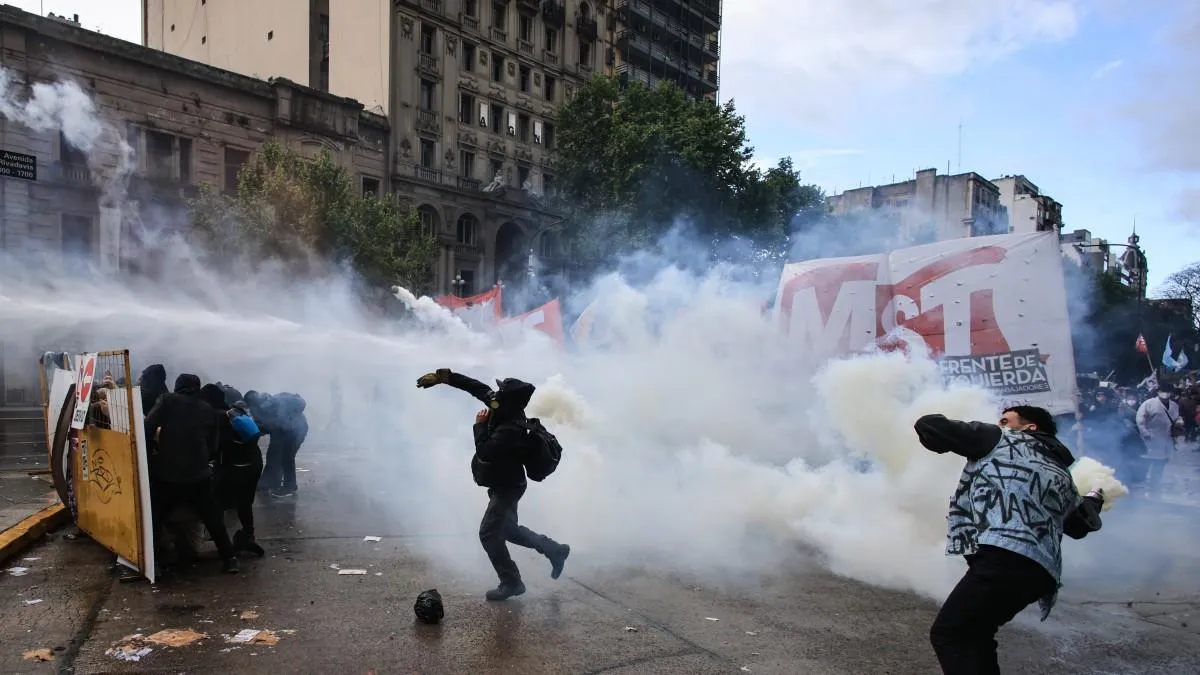 Manifestantes y policías chocan en marcha universitaria en Argentina
