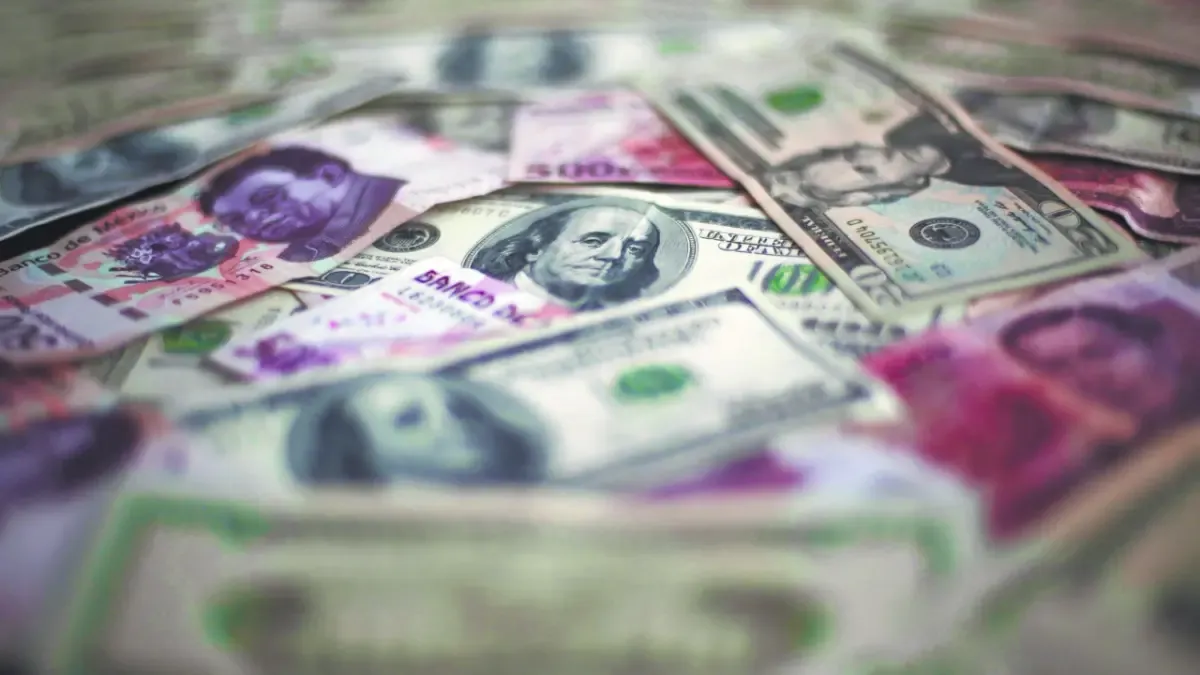 Peso mexicano se deprecia frente al dólar; registra peor cierre en casi un año