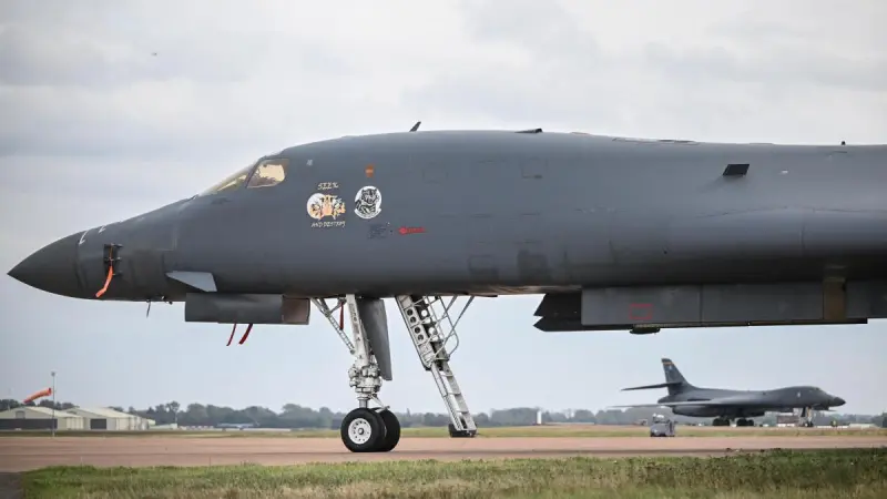 EU retira todos sus bombarderos de una base aérea británica tras "amenazas"