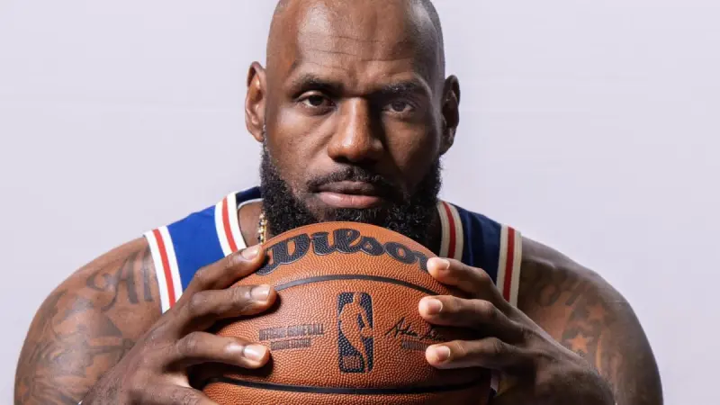 LeBron James no debutará con los Sixers ante los Knicks