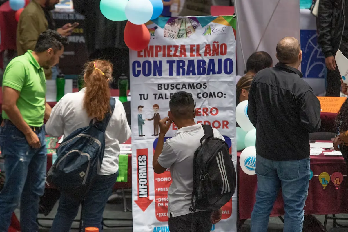 Engañan a 13 trabajadores con falsas ofertas de empleo; los abandonan en Delicias