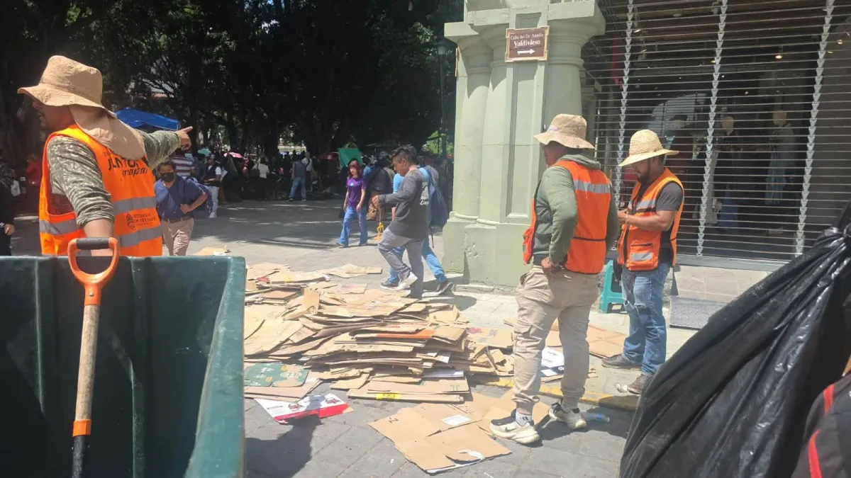 Limpian Zócalo de Oaxaca de Juárez tras manifestación de maestros