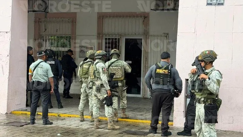 Dejan resto humano y mensaje afuera del Palacio Municipal de Mazatlán